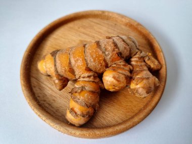 Taze zerdeçal. Zerdeçal parlak sarı bir baharattır. Pek çok Güney Asya ve Orta Doğu mutfağında canlı rengi ve kendine özgü lezzeti ile tanınan bir maddedir. Zerdeçal geleneksel ilaçlarda da yaygın olarak kullanılır.