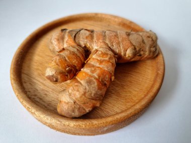 Taze zerdeçal. Zerdeçal parlak sarı bir baharattır. Pek çok Güney Asya ve Orta Doğu mutfağında canlı rengi ve kendine özgü lezzeti ile tanınan bir maddedir. Zerdeçal geleneksel ilaçlarda da yaygın olarak kullanılır.