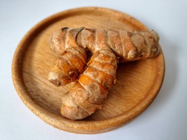 Taze zerdeçal. Zerdeçal parlak sarı bir baharattır. Pek çok Güney Asya ve Orta Doğu mutfağında canlı rengi ve kendine özgü lezzeti ile tanınan bir maddedir. Zerdeçal geleneksel ilaçlarda da yaygın olarak kullanılır.