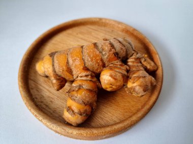 Taze zerdeçal. Zerdeçal parlak sarı bir baharattır. Pek çok Güney Asya ve Orta Doğu mutfağında canlı rengi ve kendine özgü lezzeti ile tanınan bir maddedir. Zerdeçal geleneksel ilaçlarda da yaygın olarak kullanılır.