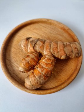 Taze zerdeçal. Zerdeçal parlak sarı bir baharattır. Pek çok Güney Asya ve Orta Doğu mutfağında canlı rengi ve kendine özgü lezzeti ile tanınan bir maddedir. Zerdeçal geleneksel ilaçlarda da yaygın olarak kullanılır.