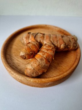 Servis panosundaki taze zerdeçal. Hareketli sarı rengiyle biliniyor. Aktif bileşik curkiminden geliyor. Zerdeçal, özellikle Güneydoğu Asya mutfağında lezzet ve renk artışı olarak yaygın olarak kullanılır.