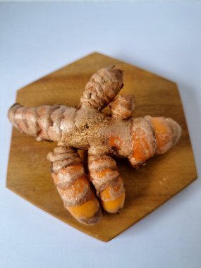 Taze zerdeçal. Zerdeçal parlak sarı bir baharattır. Pek çok Güney Asya ve Orta Doğu mutfağında canlı rengi ve kendine özgü lezzeti ile tanınan bir maddedir. Zerdeçal geleneksel ilaçlarda da yaygın olarak kullanılır.