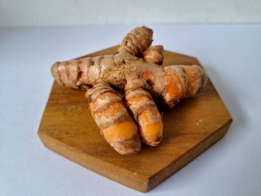 Taze zerdeçal. Zerdeçal parlak sarı bir baharattır. Pek çok Güney Asya ve Orta Doğu mutfağında canlı rengi ve kendine özgü lezzeti ile tanınan bir maddedir. Zerdeçal geleneksel ilaçlarda da yaygın olarak kullanılır.