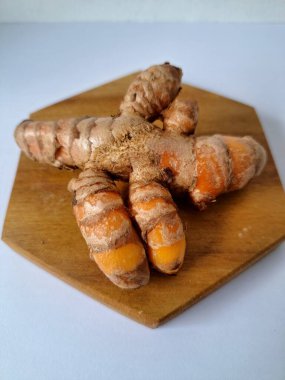 Servis panosundaki taze zerdeçal. Hareketli sarı rengiyle biliniyor. Aktif bileşik curkiminden geliyor. Zerdeçal, özellikle Güneydoğu Asya mutfağında lezzet ve renk artışı olarak yaygın olarak kullanılır.