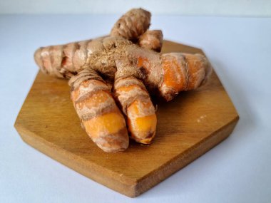 Servis panosundaki taze zerdeçal. Hareketli sarı rengiyle biliniyor. Aktif bileşik curkiminden geliyor. Zerdeçal, özellikle Güneydoğu Asya mutfağında lezzet ve renk artışı olarak yaygın olarak kullanılır.