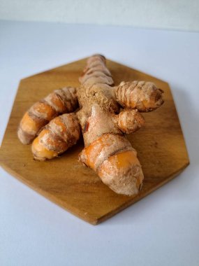 Taze zerdeçal. Zerdeçal parlak sarı bir baharattır. Pek çok Güney Asya ve Orta Doğu mutfağında canlı rengi ve kendine özgü lezzeti ile tanınan bir maddedir. Zerdeçal geleneksel ilaçlarda da yaygın olarak kullanılır.