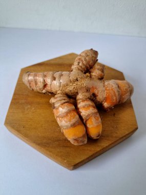 Taze zerdeçal. Zerdeçal parlak sarı bir baharattır. Pek çok Güney Asya ve Orta Doğu mutfağında canlı rengi ve kendine özgü lezzeti ile tanınan bir maddedir. Zerdeçal geleneksel ilaçlarda da yaygın olarak kullanılır.