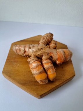 Taze zerdeçal. Zerdeçal parlak sarı bir baharattır. Pek çok Güney Asya ve Orta Doğu mutfağında canlı rengi ve kendine özgü lezzeti ile tanınan bir maddedir. Zerdeçal geleneksel ilaçlarda da yaygın olarak kullanılır.