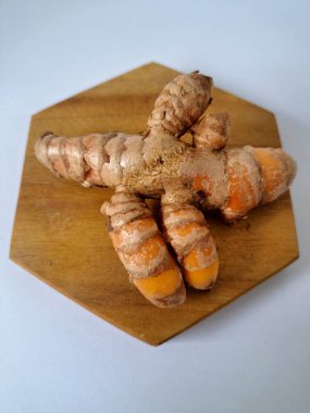 Taze zerdeçal. Zerdeçal parlak sarı bir baharattır. Pek çok Güney Asya ve Orta Doğu mutfağında canlı rengi ve kendine özgü lezzeti ile tanınan bir maddedir. Zerdeçal geleneksel ilaçlarda da yaygın olarak kullanılır.