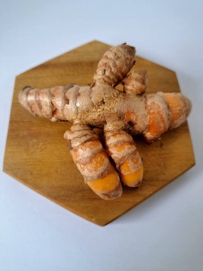 Servis panosundaki taze zerdeçal. Hareketli sarı rengiyle biliniyor. Aktif bileşik curkiminden geliyor. Zerdeçal, özellikle Güneydoğu Asya mutfağında lezzet ve renk artışı olarak yaygın olarak kullanılır.