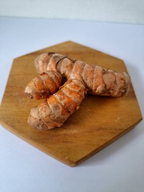 Taze zerdeçal. Zerdeçal parlak sarı bir baharattır. Pek çok Güney Asya ve Orta Doğu mutfağında canlı rengi ve kendine özgü lezzeti ile tanınan bir maddedir. Zerdeçal geleneksel ilaçlarda da yaygın olarak kullanılır.