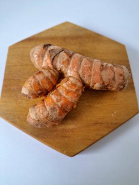 Taze zerdeçal. Zerdeçal parlak sarı bir baharattır. Pek çok Güney Asya ve Orta Doğu mutfağında canlı rengi ve kendine özgü lezzeti ile tanınan bir maddedir. Zerdeçal geleneksel ilaçlarda da yaygın olarak kullanılır.