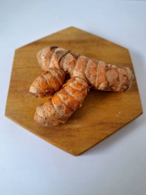 Zerdeçal rizom. Zerdeçal öncelikle Asya mutfağında ve potansiyel sağlık yararları için yemek pişirmede bir baharat olarak kullanılır. Curcuma longa bitkisinin zencefille ilgili bir ritmi.