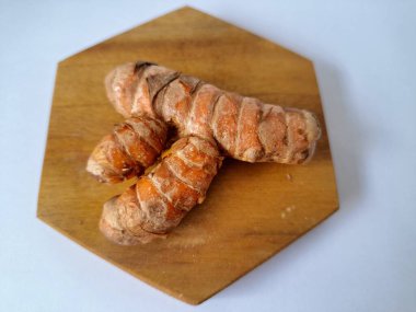 Servis panosundaki taze zerdeçal. Hareketli sarı rengiyle biliniyor. Aktif bileşik curkiminden geliyor. Zerdeçal, özellikle Güneydoğu Asya mutfağında lezzet ve renk artışı olarak yaygın olarak kullanılır.