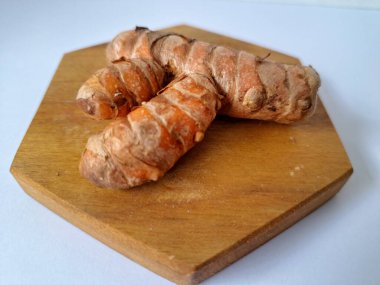 Taze zerdeçal. Zerdeçal parlak sarı bir baharattır. Pek çok Güney Asya ve Orta Doğu mutfağında canlı rengi ve kendine özgü lezzeti ile tanınan bir maddedir. Zerdeçal geleneksel ilaçlarda da yaygın olarak kullanılır.