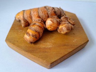 Taze zerdeçal. Zerdeçal parlak sarı bir baharattır. Pek çok Güney Asya ve Orta Doğu mutfağında canlı rengi ve kendine özgü lezzeti ile tanınan bir maddedir. Zerdeçal geleneksel ilaçlarda da yaygın olarak kullanılır.