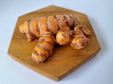 Taze zerdeçal. Zerdeçal parlak sarı bir baharattır. Pek çok Güney Asya ve Orta Doğu mutfağında canlı rengi ve kendine özgü lezzeti ile tanınan bir maddedir. Zerdeçal geleneksel ilaçlarda da yaygın olarak kullanılır.