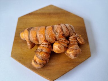 Zerdeçal rizom. Zerdeçal öncelikle Asya mutfağında ve potansiyel sağlık yararları için yemek pişirmede bir baharat olarak kullanılır. Curcuma longa bitkisinin zencefille ilgili bir ritmi.