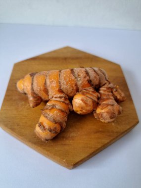 Taze zerdeçal. Zerdeçal parlak sarı bir baharattır. Pek çok Güney Asya ve Orta Doğu mutfağında canlı rengi ve kendine özgü lezzeti ile tanınan bir maddedir. Zerdeçal geleneksel ilaçlarda da yaygın olarak kullanılır.