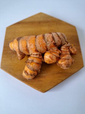 Servis panosundaki taze zerdeçal. Hareketli sarı rengiyle biliniyor. Aktif bileşik curkiminden geliyor. Zerdeçal, özellikle Güneydoğu Asya mutfağında lezzet ve renk artışı olarak yaygın olarak kullanılır.