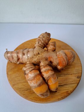 Taze zerdeçal. Zerdeçal parlak sarı bir baharattır. Pek çok Güney Asya ve Orta Doğu mutfağında canlı rengi ve kendine özgü lezzeti ile tanınan bir maddedir. Zerdeçal geleneksel ilaçlarda da yaygın olarak kullanılır.