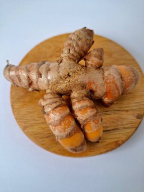 Taze zerdeçal. Zerdeçal parlak sarı bir baharattır. Pek çok Güney Asya ve Orta Doğu mutfağında canlı rengi ve kendine özgü lezzeti ile tanınan bir maddedir. Zerdeçal geleneksel ilaçlarda da yaygın olarak kullanılır.