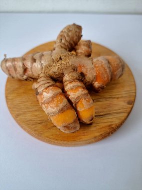 Zerdeçal rizom. Zerdeçal öncelikle Asya mutfağında ve potansiyel sağlık yararları için yemek pişirmede bir baharat olarak kullanılır. Curcuma longa bitkisinin zencefille ilgili bir ritmi.