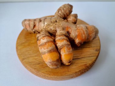 Taze zerdeçal. Zerdeçal parlak sarı bir baharattır. Pek çok Güney Asya ve Orta Doğu mutfağında canlı rengi ve kendine özgü lezzeti ile tanınan bir maddedir. Zerdeçal geleneksel ilaçlarda da yaygın olarak kullanılır.