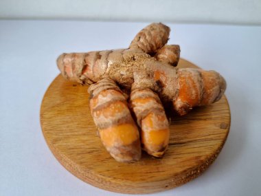 Taze zerdeçal. Zerdeçal parlak sarı bir baharattır. Pek çok Güney Asya ve Orta Doğu mutfağında canlı rengi ve kendine özgü lezzeti ile tanınan bir maddedir. Zerdeçal geleneksel ilaçlarda da yaygın olarak kullanılır.