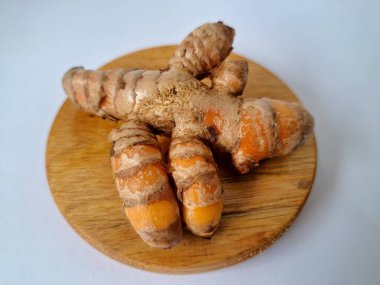 Servis panosundaki taze zerdeçal. Hareketli sarı rengiyle biliniyor. Aktif bileşik curkiminden geliyor. Zerdeçal, özellikle Güneydoğu Asya mutfağında lezzet ve renk artışı olarak yaygın olarak kullanılır.