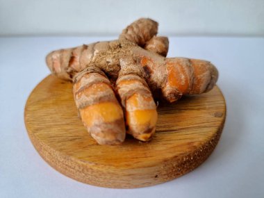 Zerdeçal rizom. Zerdeçal öncelikle Asya mutfağında ve potansiyel sağlık yararları için yemek pişirmede bir baharat olarak kullanılır. Curcuma longa bitkisinin zencefille ilgili bir ritmi.