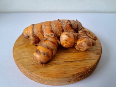 Taze zerdeçal. Zerdeçal parlak sarı bir baharattır. Pek çok Güney Asya ve Orta Doğu mutfağında canlı rengi ve kendine özgü lezzeti ile tanınan bir maddedir. Zerdeçal geleneksel ilaçlarda da yaygın olarak kullanılır.