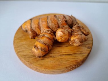 Taze zerdeçal. Zerdeçal parlak sarı bir baharattır. Pek çok Güney Asya ve Orta Doğu mutfağında canlı rengi ve kendine özgü lezzeti ile tanınan bir maddedir. Zerdeçal geleneksel ilaçlarda da yaygın olarak kullanılır.