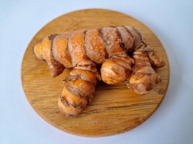 Taze zerdeçal. Zerdeçal parlak sarı bir baharattır. Pek çok Güney Asya ve Orta Doğu mutfağında canlı rengi ve kendine özgü lezzeti ile tanınan bir maddedir. Zerdeçal geleneksel ilaçlarda da yaygın olarak kullanılır.