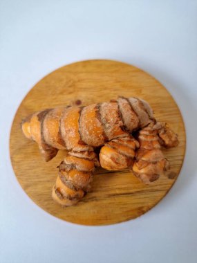 Taze zerdeçal. Zerdeçal parlak sarı bir baharattır. Pek çok Güney Asya ve Orta Doğu mutfağında canlı rengi ve kendine özgü lezzeti ile tanınan bir maddedir. Zerdeçal geleneksel ilaçlarda da yaygın olarak kullanılır.