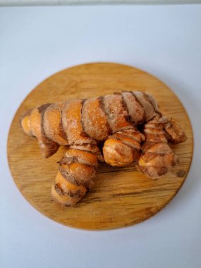 Servis panosundaki taze zerdeçal. Hareketli sarı rengiyle biliniyor. Aktif bileşik curkiminden geliyor. Zerdeçal, özellikle Güneydoğu Asya mutfağında lezzet ve renk artışı olarak yaygın olarak kullanılır.