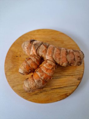 Taze zerdeçal. Zerdeçal parlak sarı bir baharattır. Pek çok Güney Asya ve Orta Doğu mutfağında canlı rengi ve kendine özgü lezzeti ile tanınan bir maddedir. Zerdeçal geleneksel ilaçlarda da yaygın olarak kullanılır.