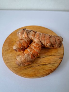 Taze zerdeçal. Zerdeçal parlak sarı bir baharattır. Pek çok Güney Asya ve Orta Doğu mutfağında canlı rengi ve kendine özgü lezzeti ile tanınan bir maddedir. Zerdeçal geleneksel ilaçlarda da yaygın olarak kullanılır.