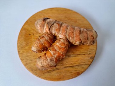 Taze zerdeçal. Zerdeçal parlak sarı bir baharattır. Pek çok Güney Asya ve Orta Doğu mutfağında canlı rengi ve kendine özgü lezzeti ile tanınan bir maddedir. Zerdeçal geleneksel ilaçlarda da yaygın olarak kullanılır.