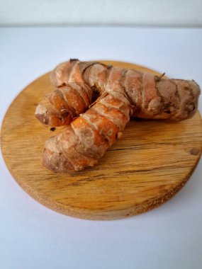 Zerdeçal rizom. Zerdeçal öncelikle Asya mutfağında ve potansiyel sağlık yararları için yemek pişirmede bir baharat olarak kullanılır. Curcuma longa bitkisinin zencefille ilgili bir ritmi.