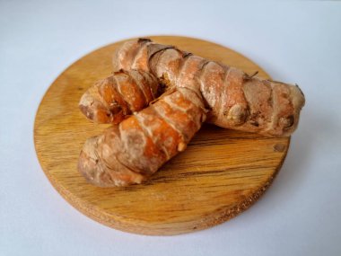 Servis panosundaki taze zerdeçal. Hareketli sarı rengiyle biliniyor. Aktif bileşik curkiminden geliyor. Zerdeçal, özellikle Güneydoğu Asya mutfağında lezzet ve renk artışı olarak yaygın olarak kullanılır.