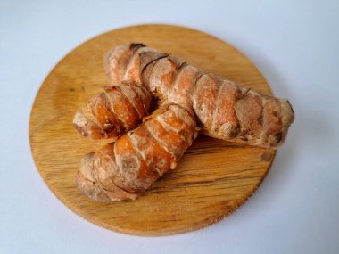 Zerdeçal rizom. Zerdeçal öncelikle Asya mutfağında ve potansiyel sağlık yararları için yemek pişirmede bir baharat olarak kullanılır. Curcuma longa bitkisinin zencefille ilgili bir ritmi.