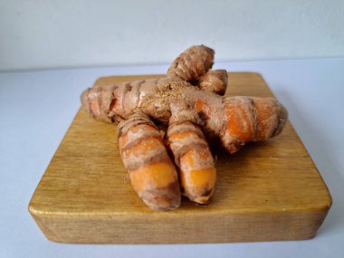 Taze zerdeçal. Zerdeçal parlak sarı bir baharattır. Pek çok Güney Asya ve Orta Doğu mutfağında canlı rengi ve kendine özgü lezzeti ile tanınan bir maddedir. Zerdeçal geleneksel ilaçlarda da yaygın olarak kullanılır.