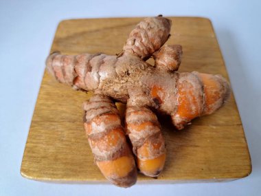 Taze zerdeçal. Zerdeçal parlak sarı bir baharattır. Pek çok Güney Asya ve Orta Doğu mutfağında canlı rengi ve kendine özgü lezzeti ile tanınan bir maddedir. Zerdeçal geleneksel ilaçlarda da yaygın olarak kullanılır.