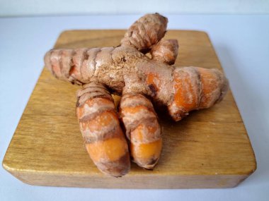 Taze zerdeçal. Zerdeçal parlak sarı bir baharattır. Pek çok Güney Asya ve Orta Doğu mutfağında canlı rengi ve kendine özgü lezzeti ile tanınan bir maddedir. Zerdeçal geleneksel ilaçlarda da yaygın olarak kullanılır.