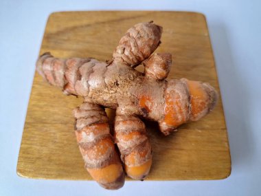 Taze zerdeçal. Zerdeçal parlak sarı bir baharattır. Pek çok Güney Asya ve Orta Doğu mutfağında canlı rengi ve kendine özgü lezzeti ile tanınan bir maddedir. Zerdeçal geleneksel ilaçlarda da yaygın olarak kullanılır.
