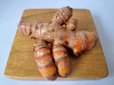 Servis panosundaki taze zerdeçal. Hareketli sarı rengiyle biliniyor. Aktif bileşik curkiminden geliyor. Zerdeçal, özellikle Güneydoğu Asya mutfağında lezzet ve renk artışı olarak yaygın olarak kullanılır.