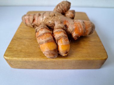 Zerdeçal rizom. Zerdeçal öncelikle Asya mutfağında ve potansiyel sağlık yararları için yemek pişirmede bir baharat olarak kullanılır. Curcuma longa bitkisinin zencefille ilgili bir ritmi.