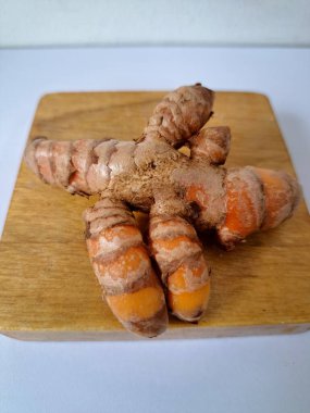 Taze zerdeçal. Zerdeçal parlak sarı bir baharattır. Pek çok Güney Asya ve Orta Doğu mutfağında canlı rengi ve kendine özgü lezzeti ile tanınan bir maddedir. Zerdeçal geleneksel ilaçlarda da yaygın olarak kullanılır.